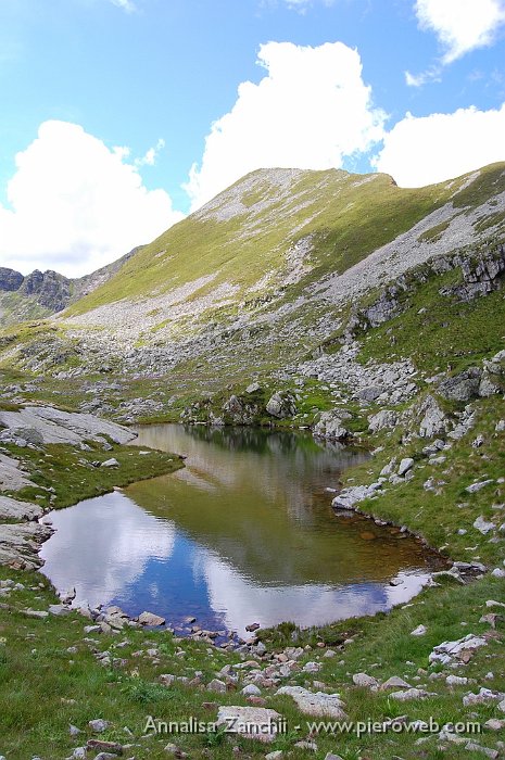 28 Si esce dal sentiero per scovare il lago di Varobbio.JPG